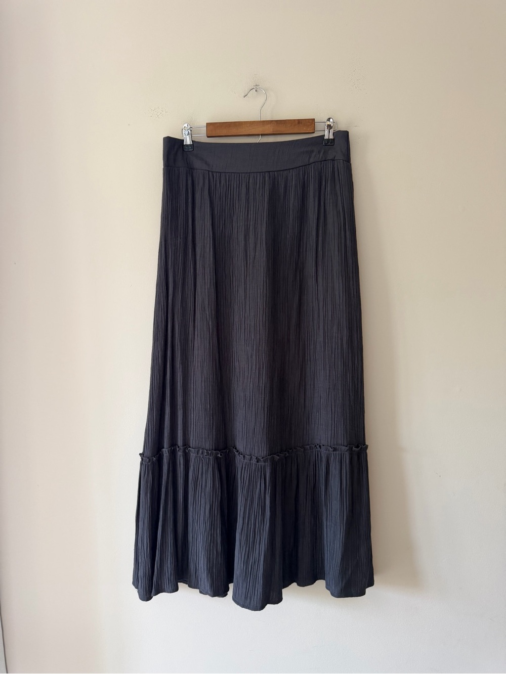 Wonderly Grey Crinkle Maxi Skirt with Tiered Hem Size Large